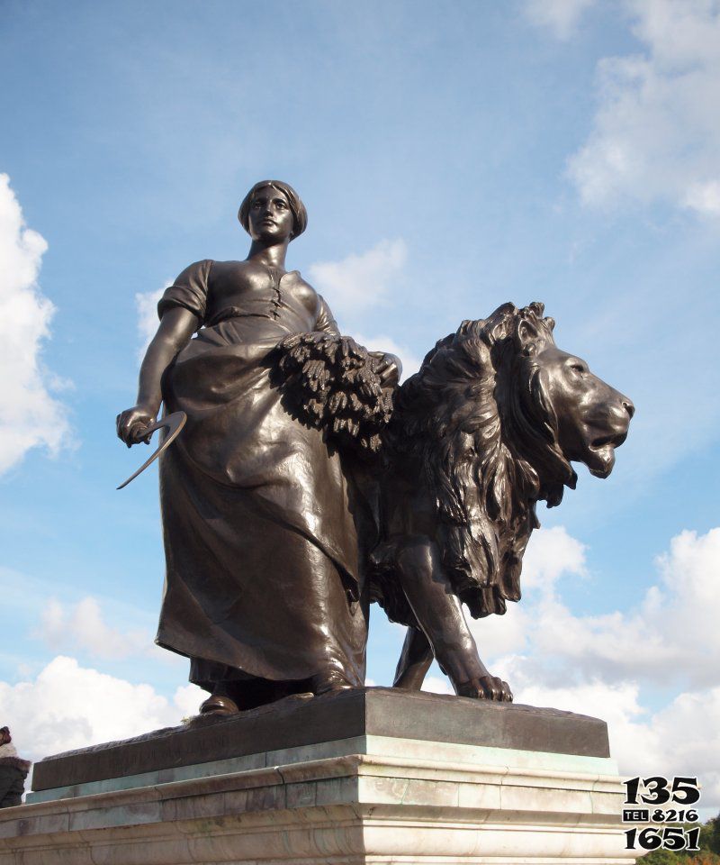 女人雕塑-广场拿着镰刀和稻子站着雄狮旁边的铜雕女人雕塑高清图片