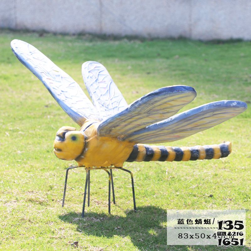 蜻蜓雕塑-动物园路地摆放仿真玻璃钢蜻蜓雕塑高清图片