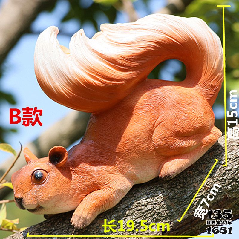 松鼠雕塑-丛林一只树上爬行的树脂松鼠雕塑高清图片