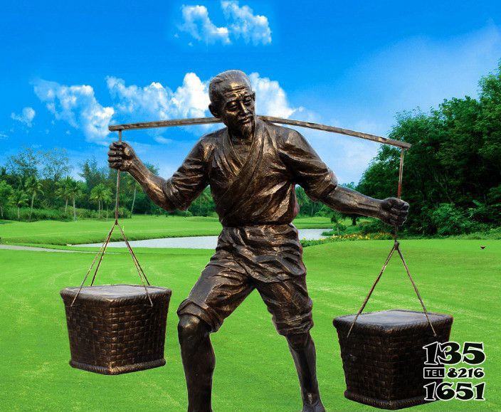 挑东西雕塑-村庄农人挑竹筐的古代人物铜雕塑高清图片