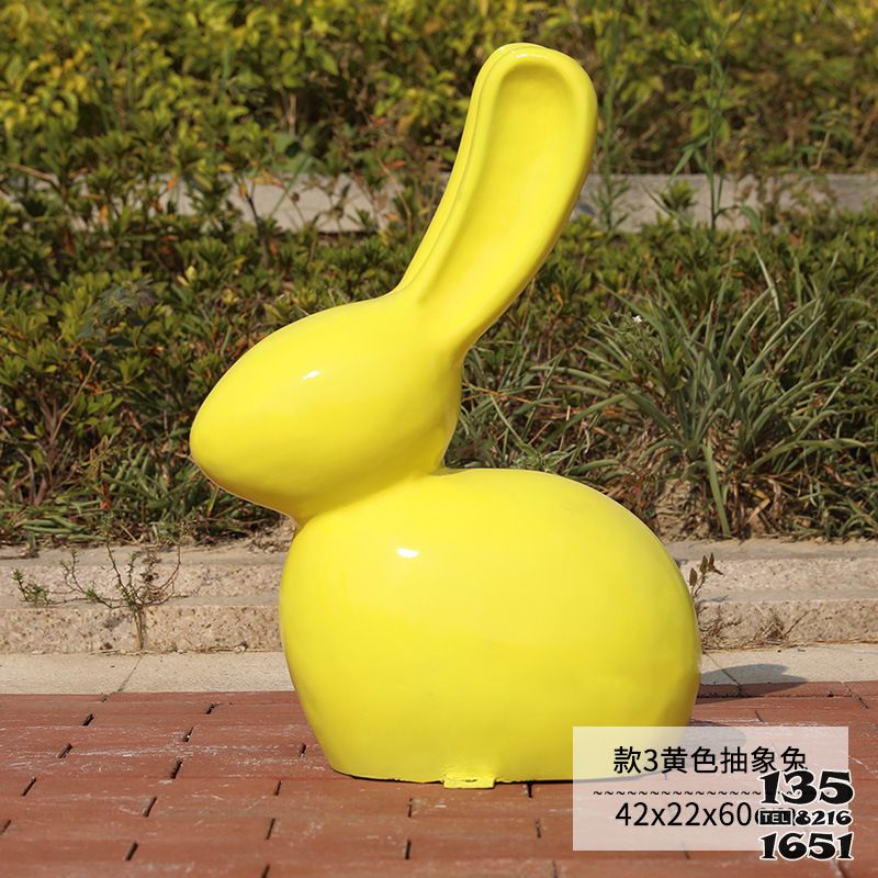 兔子雕塑-公园一只玻璃钢黄色兔子雕塑高清图片