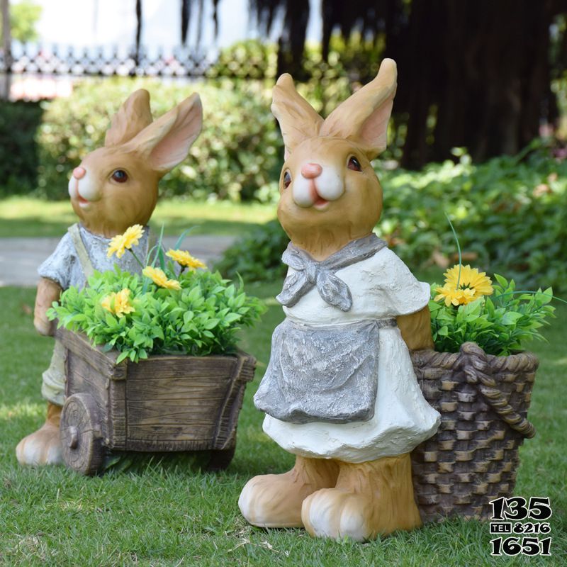 兔子雕塑-花园摆件两只带花篮的树脂兔子雕塑高清图片