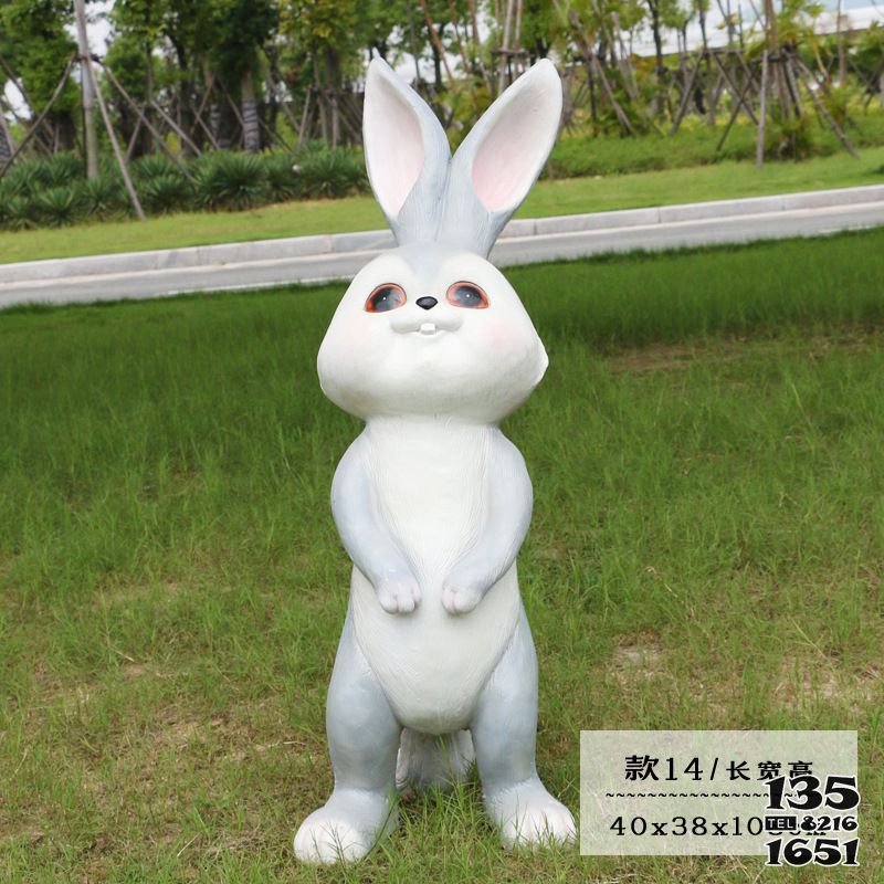 兔子雕塑-幼儿园一只白色玻璃钢兔子雕塑高清图片