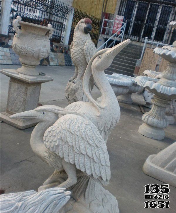仙鹤雕塑-公园大理石石雕卧着的仙鹤雕塑高清图片