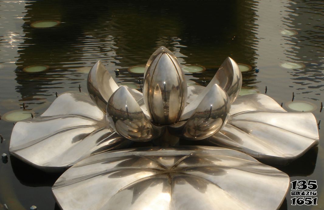 荷花雕塑-池塘创意不锈钢镜面荷花雕塑高清图片