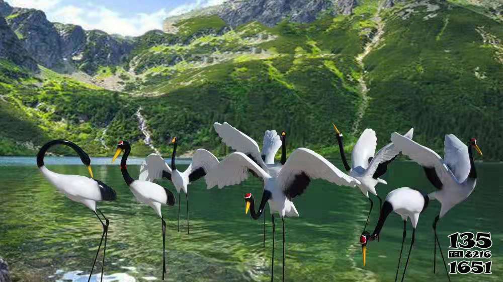 鹤雕塑-公园一群池塘玩耍的玻璃钢鹤雕塑高清图片