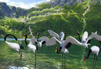 鹤雕塑-公园一群池塘玩耍的玻璃钢鹤雕塑