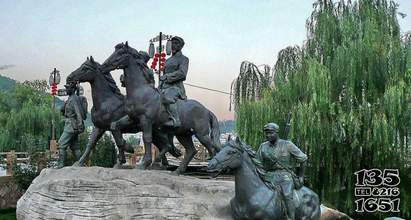 红军雕塑-公园铜雕骑马的红军雕塑高清图片