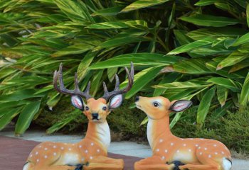 鹿雕塑-公园街道上卧着两只树脂鹿雕塑
