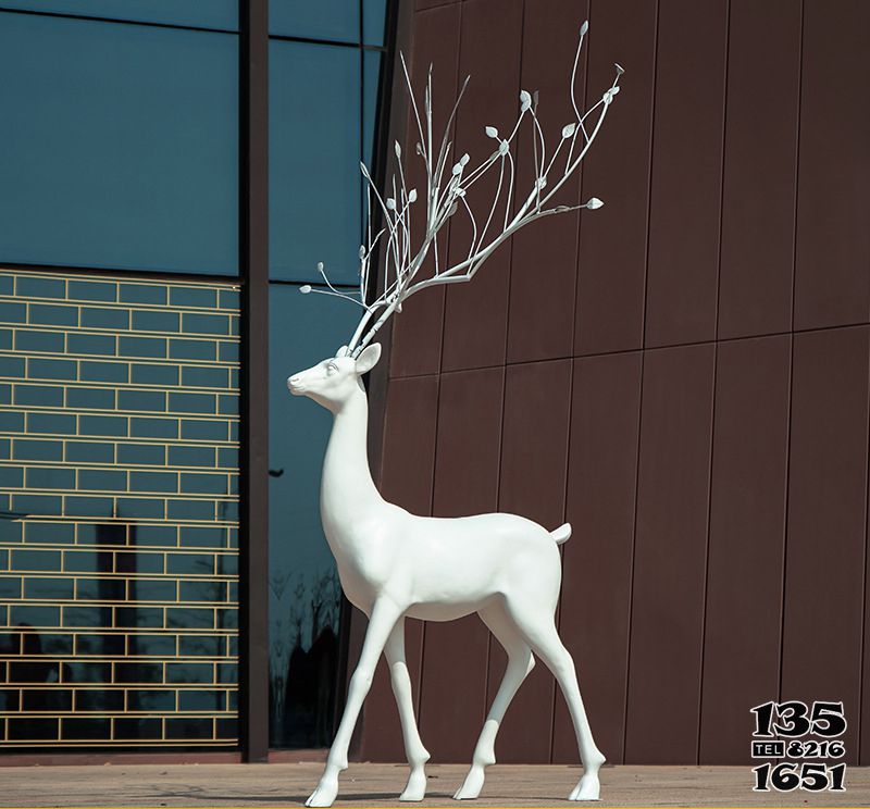 鹿雕塑-户外园林玻璃钢白色一只行走的鹿雕塑高清图片
