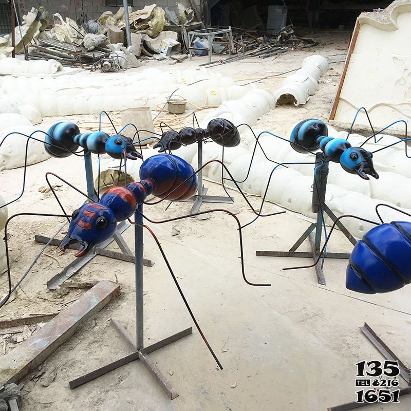 蚂蚁雕塑-儿童游乐园摆放喷漆彩绘玻璃钢蚂蚁雕塑高清图片