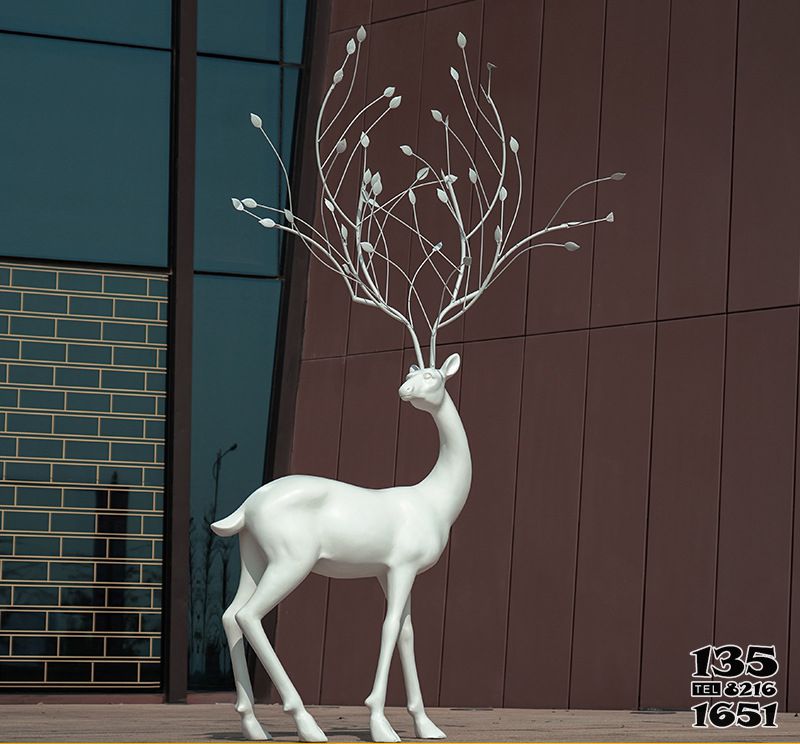 梅花鹿雕塑-户外园林玻璃钢大型景观梅花鹿雕塑高清图片