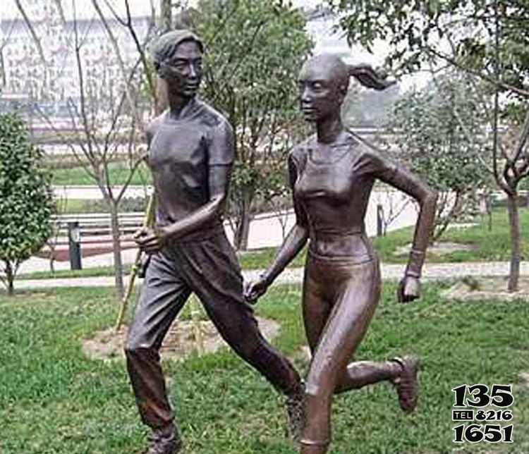 跑步雕塑-公园跑步男女人物玻璃钢仿铜雕塑高清图片