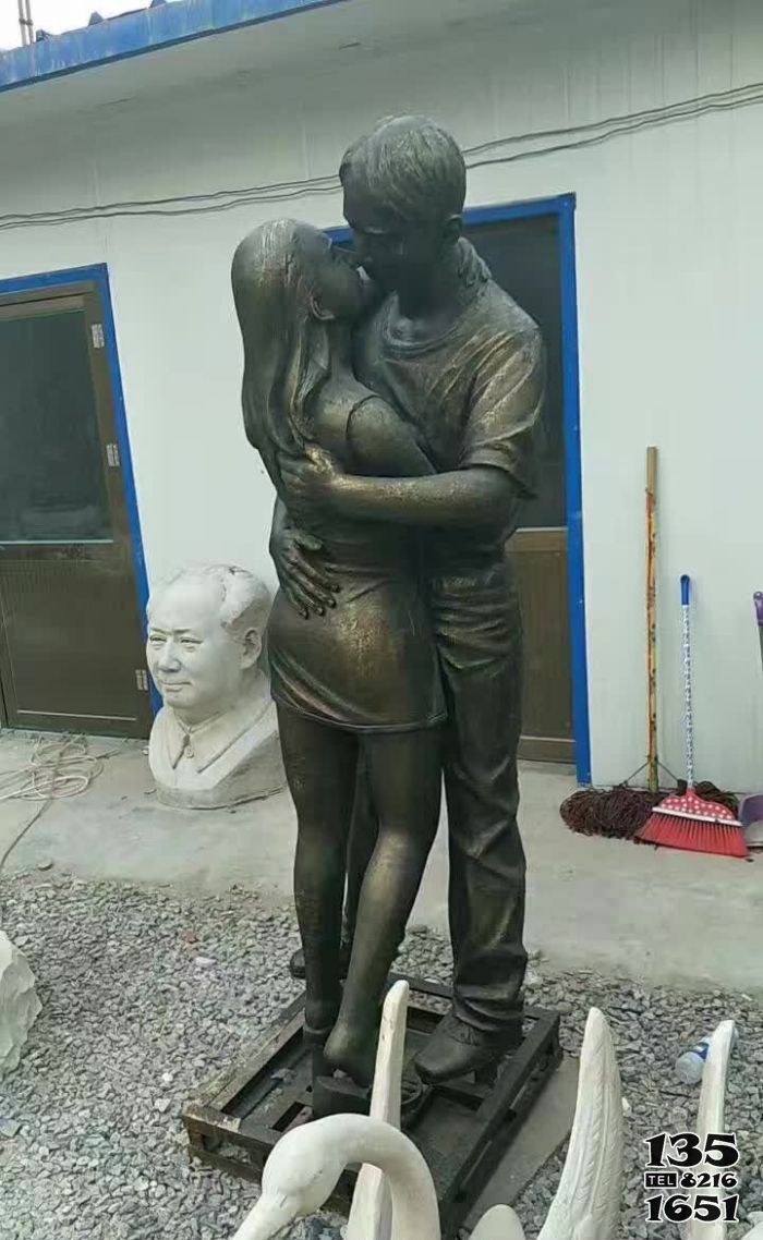 情侣雕塑-景区铜雕拥抱亲吻的情侣铜雕高清图片