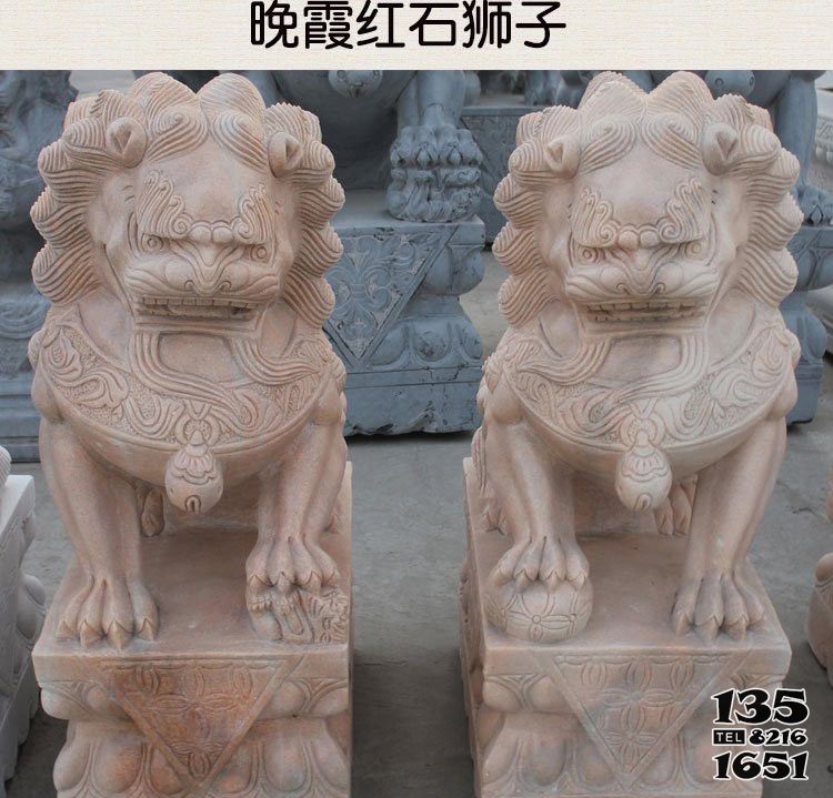 狮子雕塑-广场祠堂晚霞红石雕浮雕一对看门的狮子雕塑高清图片