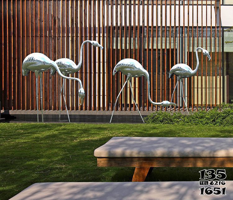 火烈鸟雕塑-花园游玩的四只不锈钢火烈鸟雕塑高清图片