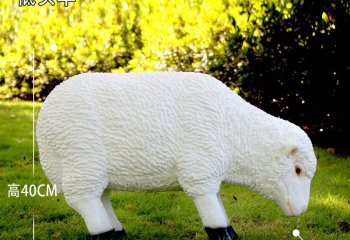 绵羊雕塑-草地上一只低头吃草的玻璃钢仿真绵羊雕塑
