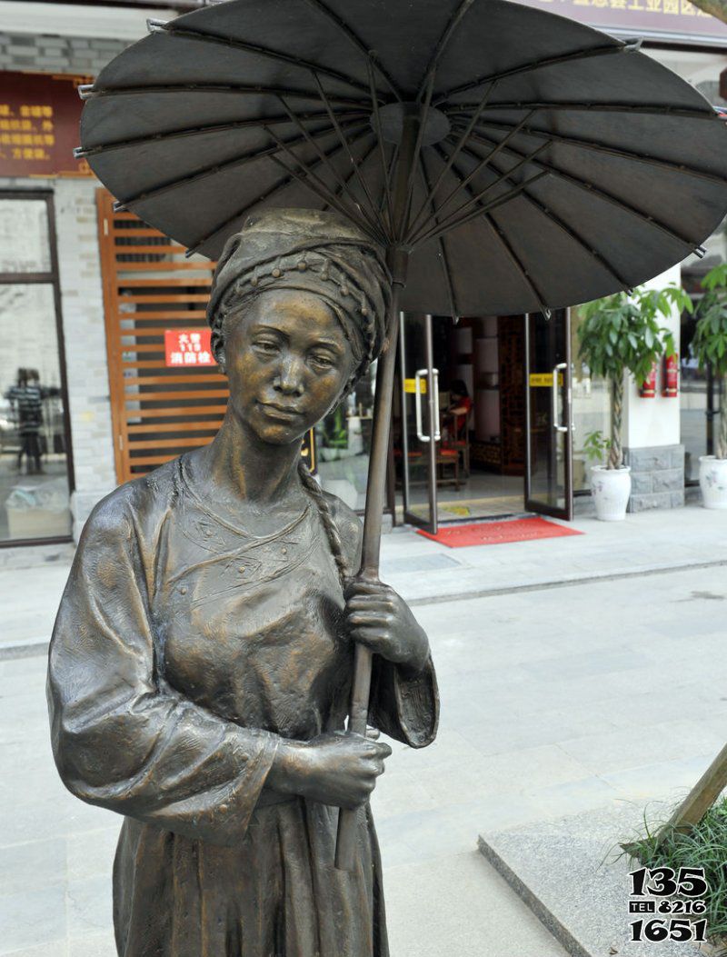 女人雕塑-步行街打伞的少数民族人物铜雕女人雕塑高清图片