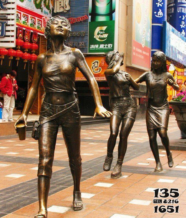 女人雕塑-步行街逛街的人物铜雕女人雕塑高清图片