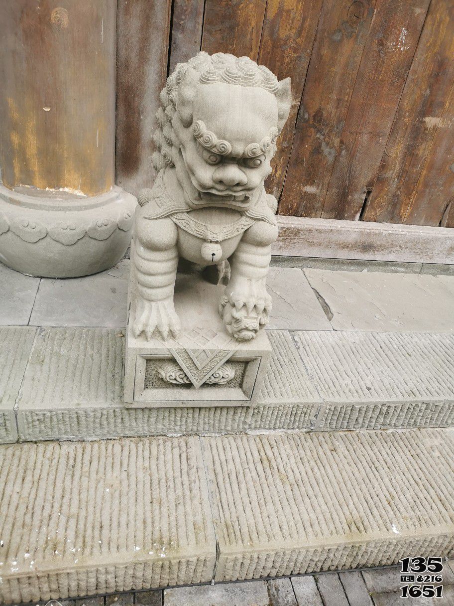 狮子雕塑-庭院门口大理石石雕一只狮子雕塑高清图片