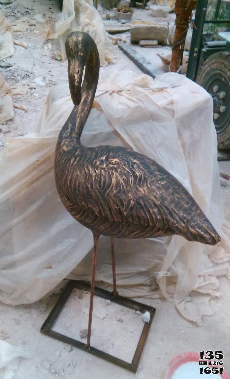 天鹅雕塑-公园不锈钢喷漆切割火烈鸟雕塑高清图片
