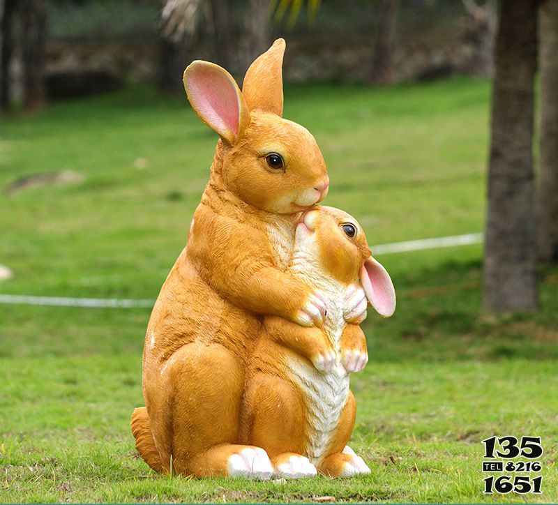 兔子雕塑-动物园两只玻璃钢黄色母子兔子雕塑高清图片