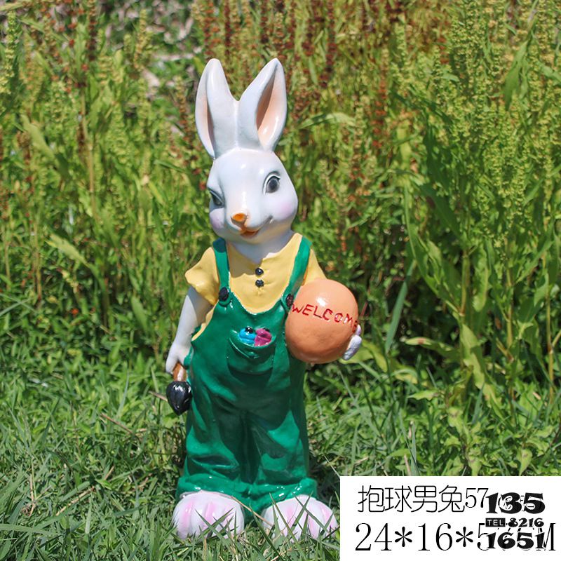 兔子雕塑-广场一只抱球男兔树脂彩绘兔子雕塑高清图片