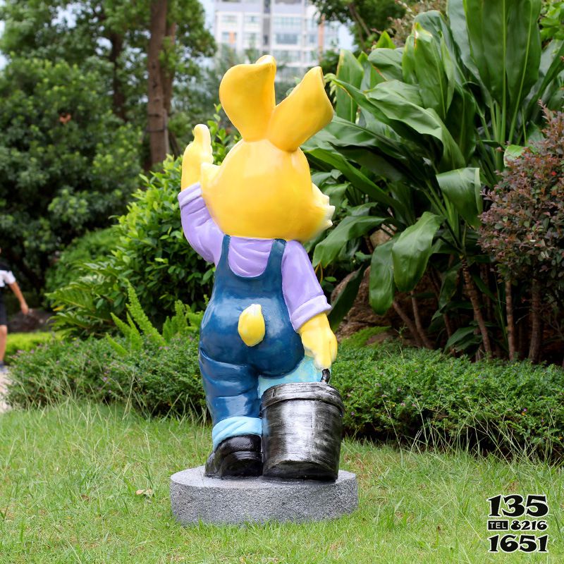 兔子雕塑-公园一只行走的树脂彩绘兔子雕塑高清图片