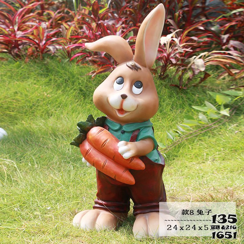 兔子雕塑-公园一只抱萝卜的站立玻璃钢兔子雕塑高清图片