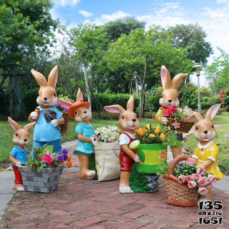 兔子雕塑-户外草坪树脂彩绘一群抱着花盆的兔子雕塑高清图片