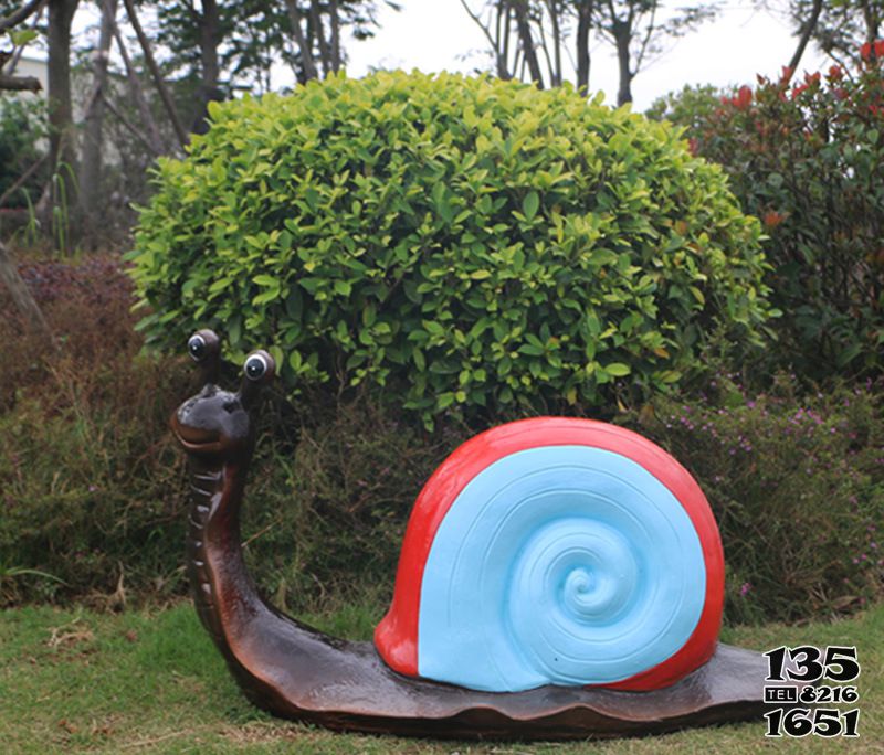 蜗牛雕塑-公园摆放的小眼睛蓝色的玻璃钢彩绘蜗牛雕塑高清图片