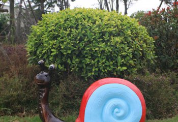 蜗牛雕塑-公园摆放的小眼睛蓝色的玻璃钢彩绘蜗牛雕塑