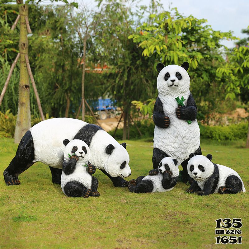 熊猫雕塑- 农场摆放两大三小只玩耍熊猫玻璃钢雕塑高清图片