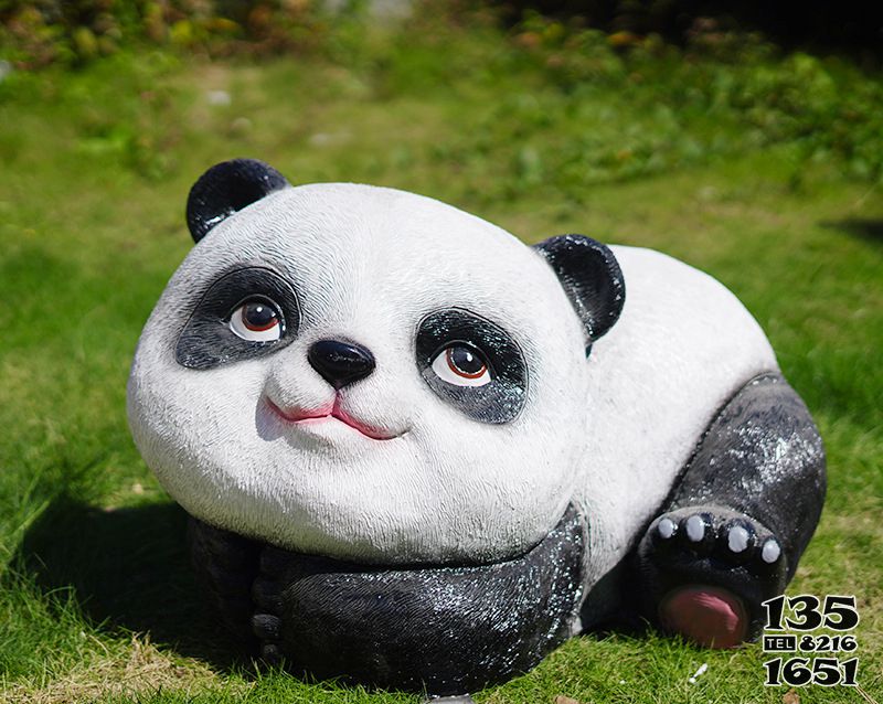 熊猫雕塑-儿童游乐园摆放彩绘趴下玻璃钢熊猫雕塑高清图片