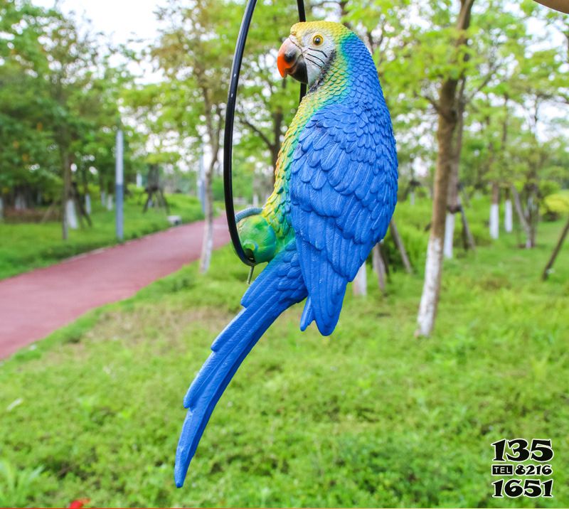 鹦鹉雕塑-公园仿真玻璃钢蓝色鹦鹉雕塑高清图片