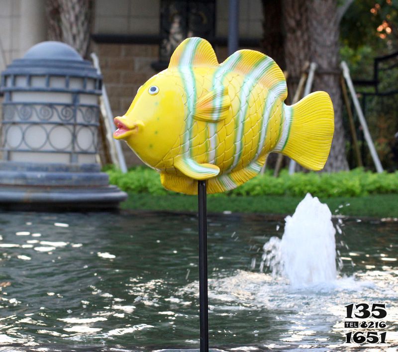 鱼雕塑-池塘一只站立的玻璃钢彩绘黄色鱼雕塑高清图片
