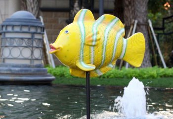 鱼雕塑-池塘一只站立的玻璃钢彩绘黄色鱼雕塑