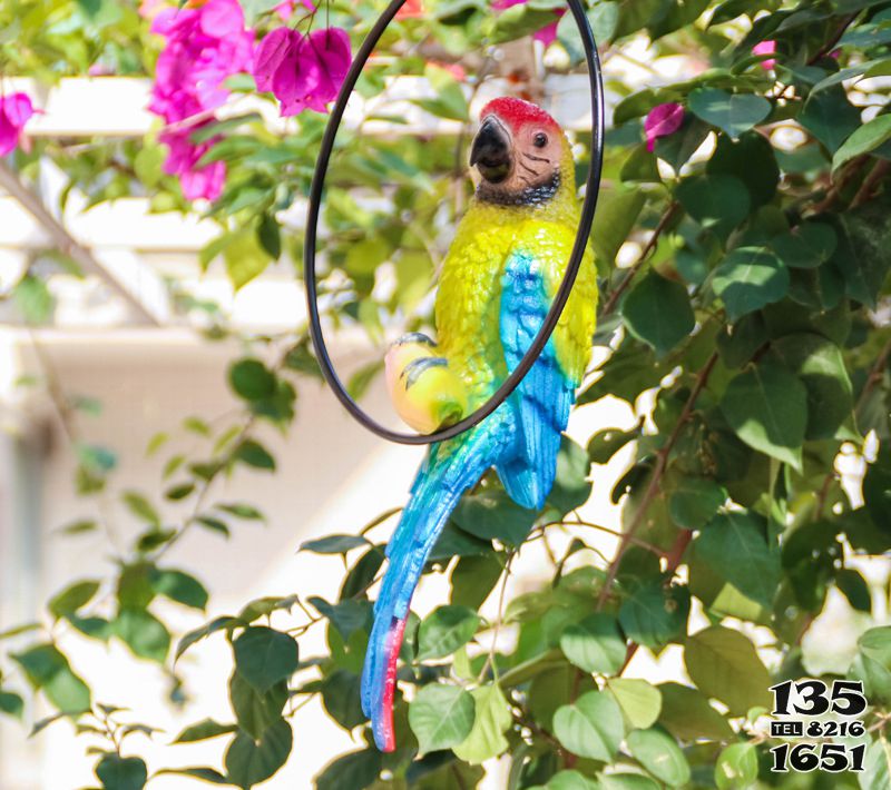 鹦鹉雕塑-庭院中吊环玩耍的仿真鹦鹉雕塑高清图片