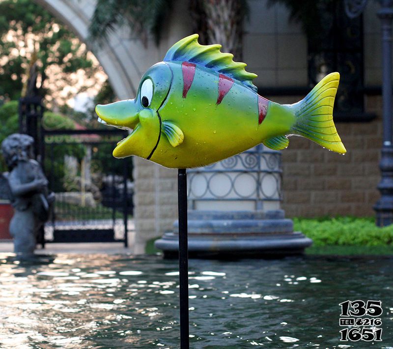 鱼雕塑-池塘一只绿色带插管的玻璃钢鱼雕塑高清图片