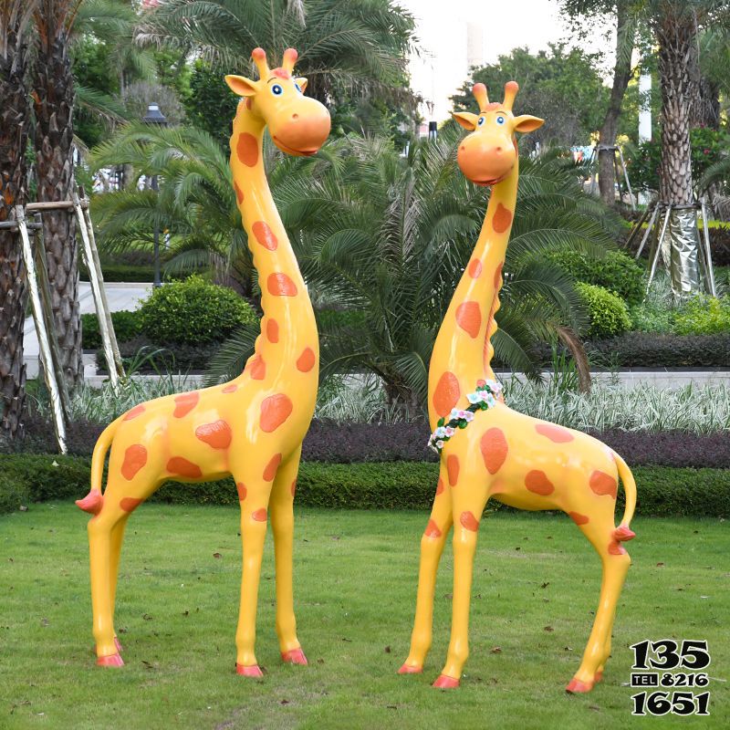 长颈鹿雕塑-公园草坪玻璃钢两只卡通长颈鹿雕塑高清图片