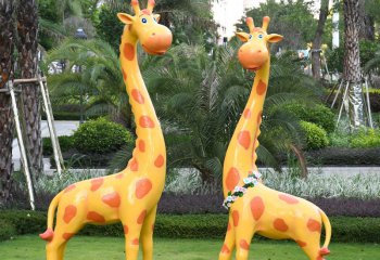 长颈鹿雕塑-公园草坪玻璃钢两只卡通长颈鹿雕塑