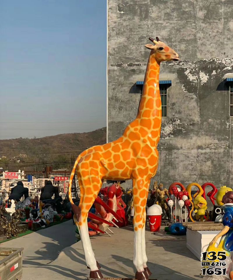 长颈鹿雕塑-户外广场树脂彩绘大型户外景观长颈鹿雕塑高清图片