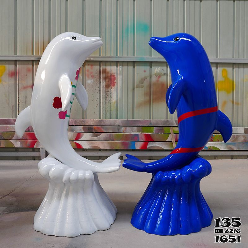 海豚雕塑-影院摆放一对情侣玻璃钢海豚雕塑高清图片
