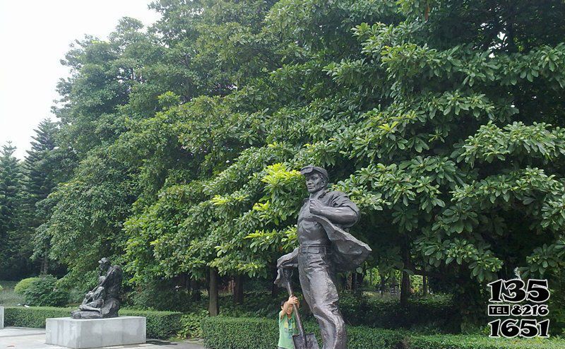 工人雕塑-公园铜雕拿着铁锹的工人雕塑高清图片