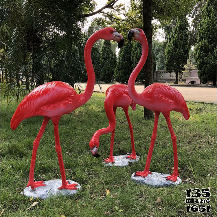 火烈鸟雕塑-花园三只站立的玻璃钢火烈鸟雕塑高清图片