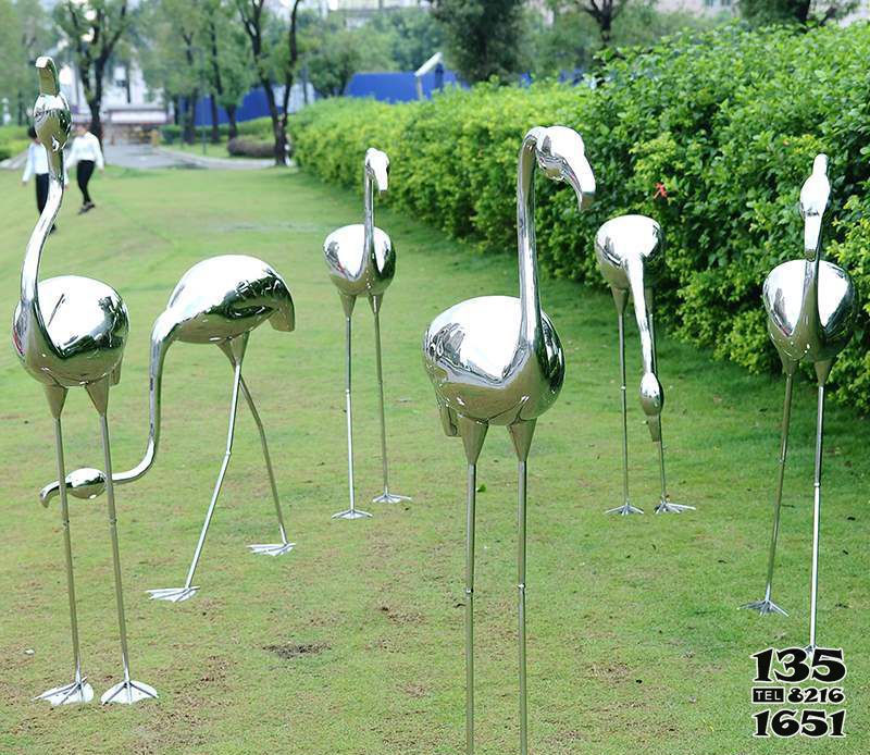 火烈鸟雕塑-草坪一群散步的不锈钢火烈鸟雕塑高清图片