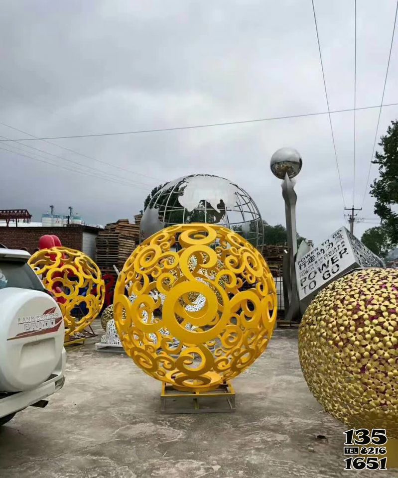 镂空球雕塑-公园广场不锈钢喷金鎏金创意镂空球雕塑高清图片