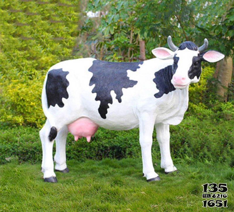 牛雕塑-草坪中一只玻璃钢仿真牛雕塑高清图片