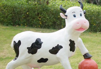 牛雕塑-公园一只玩球的玻璃钢牛雕塑