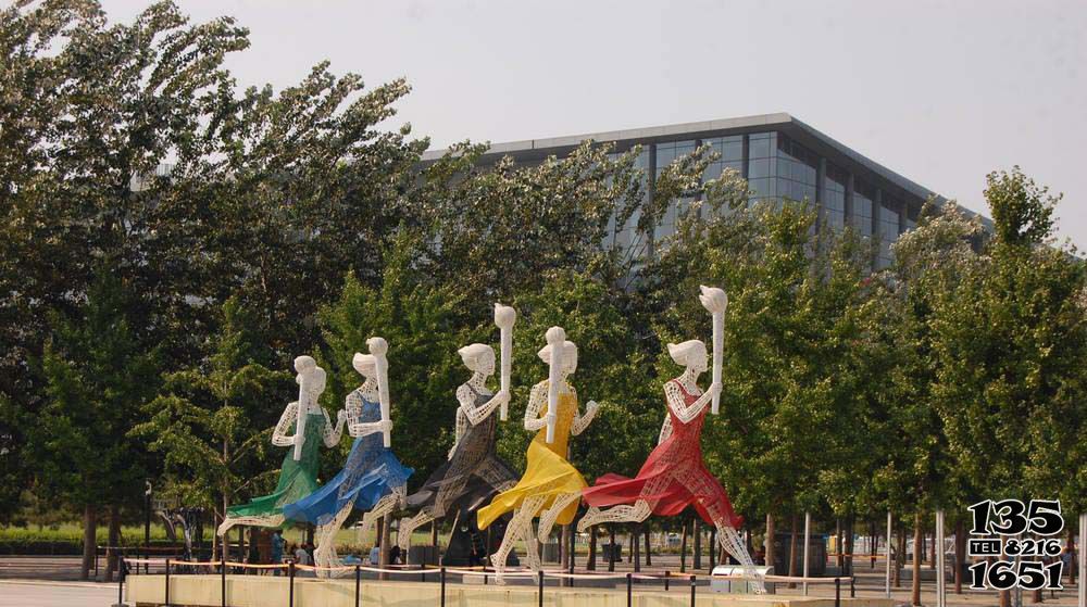 跑步雕塑-公园不锈钢镂空拿火炬跑步人物雕塑高清图片